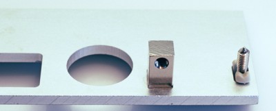 DESK-GmbH-Frontplatte-Befestigungsklotz