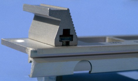 DESK-GmbH-Profilgriff-montiert